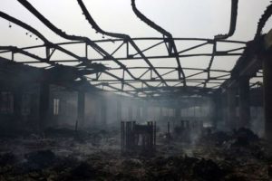 Le marché Adawlato de Lomé ravagé par un incendie, le 12 janvier 2013 (Photo Daniel Hayduk. AFP)