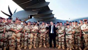Jean-Yves le Drian au milieu de soldats francais au Mali le 31 decembre 2013