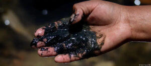 Main pleine de pétrole brut